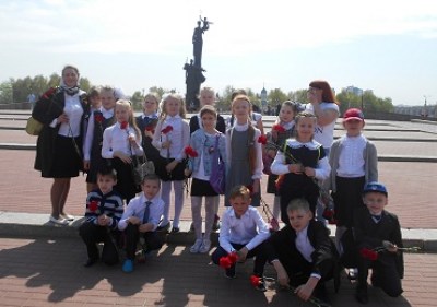 Возложение цветов к Памятнику Победы
