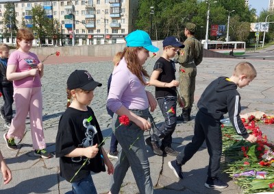 Возложение цветов к памятнику Победы в Великой Отечественной войне