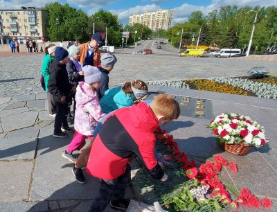 Возложение цветов к памятнику Победы в Великой Отечественной войне