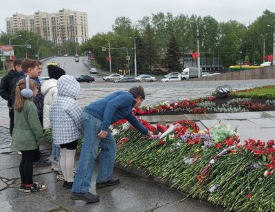 Возложение цветов к памятнику Победы 