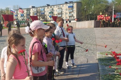 Возложение цветов к памятнику Победы в Великой Отечественной войне